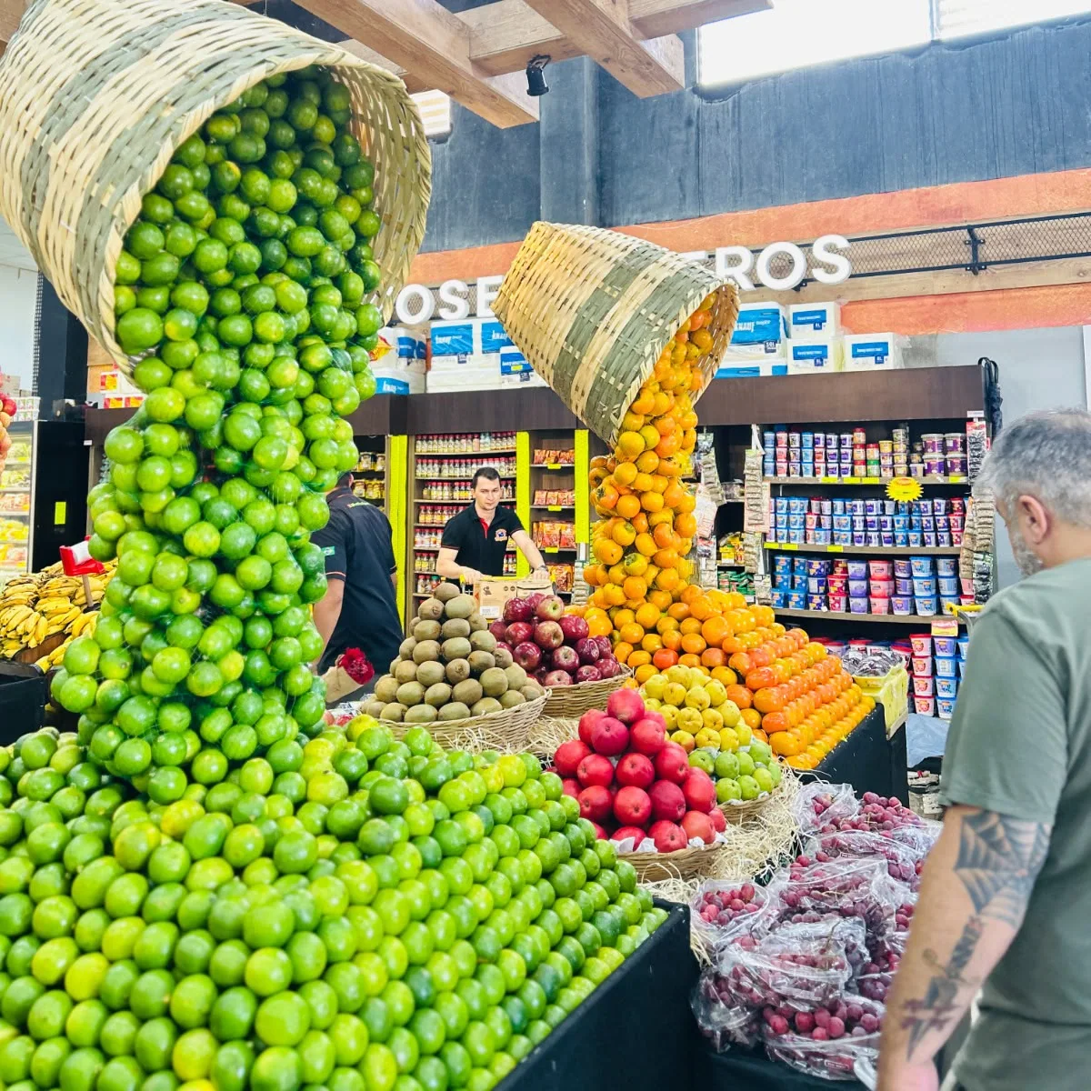 Exposição de frutas do Hortifrúti Tropical